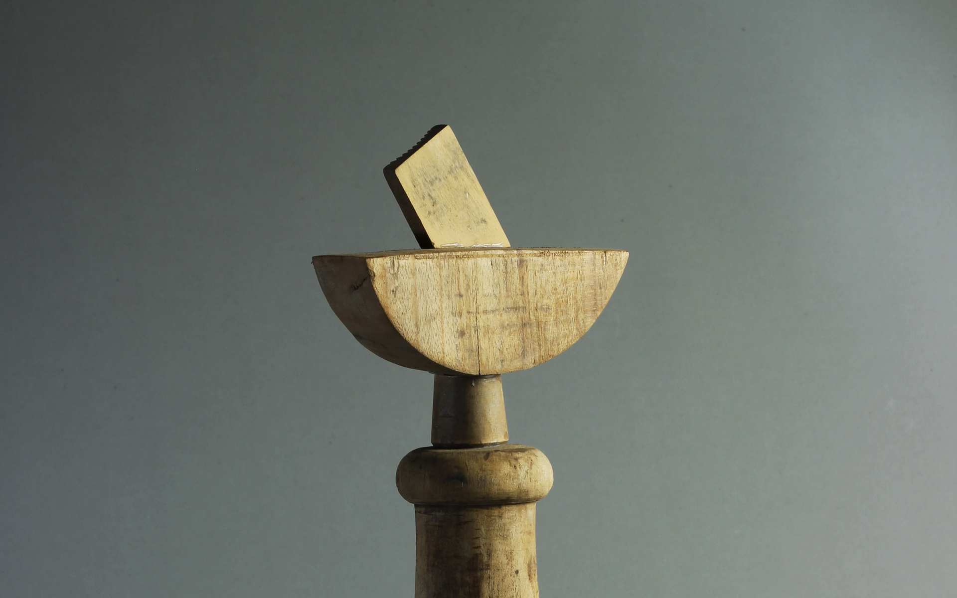 8 serie Familia disfuncional-madera metal 5x5x30 cm. c.u. 2023